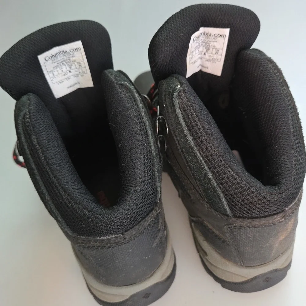 Columbia Women's Newton Ridge Plus Wide Waterproof Hiking Boot Black/Poppy Red 6